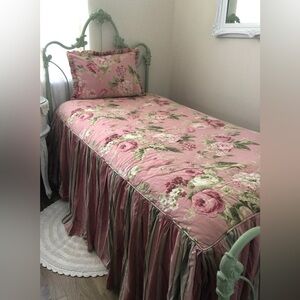 RARE / VTG Shabby Cottage
Chic Chris Madden / Full Size / 
Bedspread Ruffled